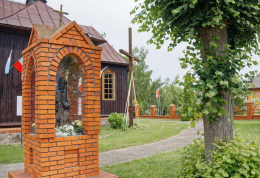 Kapliczka murowana obok kościoła pw. św. Stanisława. Brodnia, gmina Pęczniew, powiat poddębicki, woj. Łódzkie.