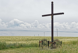 Przydrożny krzyż drewniany. Brzeg, gmina Pęczniew, powiat poddębicki, woj. Łódzkie.