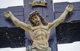 Figura Jezusa na drewnianym krzyżu. Brzeg, gmina Pęczniew, powiat poddębicki, woj. Łódzkie.