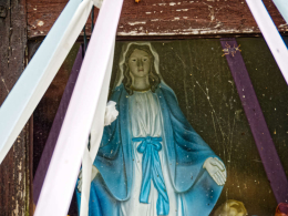 Fragment kapliczki drewnianej. Brzeg, gmina Pęczniew, powiat poddębicki, woj. Łódzkie.