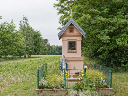 Kapliczka przydrożna, murowana. Brzeg, gmina Pęczniew, powiat poddębicki, woj. Łódzkie.