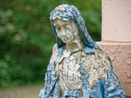 Figura Matki Bożej, murowana kapliczka przydrożna. Brzeg, gmina Pęczniew, powiat poddębicki, woj. Łódzkie.