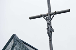 Krzyż zwieńczający kapliczkę przydrożną. Brzeg, gmina Pęczniew, powiat poddębicki, woj. Łódzkie.