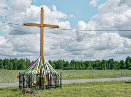 Przydrożny krzyż drewniany. Besiekierz Rudny, gmina Zgierz, powiat zgierski, woj. Łódzkie.