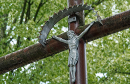 Fragment krzyża metalowego. Bratoszewice, gmina Stryków, powiat zgierski, woj. Łódzkie.