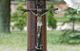 Figura święta na krzyżu metalowym. Bratoszewice, gmina Stryków, powiat zgierski, woj. Łódzkie.