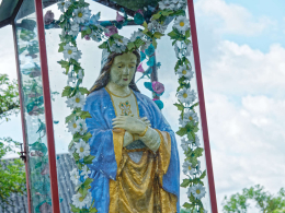 Fragment kapliczki oszklonej z figurą z figurą Matki Bożej. Dobra, gmina Stryków, powiat zgierski, woj. Łódzkie.