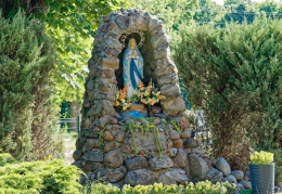 Kapliczka grota z figurą Matki Bożej obok kościoła św. Jana Chrzciciela i św. Doroty w Dobrej. Dobra, gmina Stryków, powiat zgierski, woj. Łódzkie.