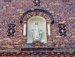 Kapliczka z figurą Matki Bożej na budynku kościoła św. Jana Chrzciciela i św. Doroty w Dobrej. Dobra, gmina Stryków, powiat zgierski, woj. Łódzkie.