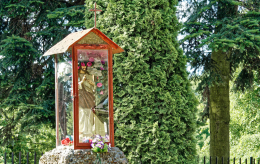 Kapliczka oszklona z figurą Chrystusa obok kościoła św. Jana Chrzciciela i św. Doroty w Dobrej. Dobra, gmina Stryków, powiat zgierski, woj. Łódzkie.