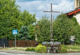Krzyż metalowy stojący na skrzyżowaniu dróg. Dobra, gmina Stryków, powiat zgierski, woj. Łódzkie.