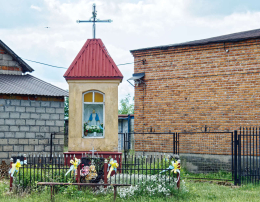 Kapliczka murowana stojąca na skrzyżowaniu dróg. Gozdów, gmina Stryków, powiat zgierski, woj. Łódzkie.