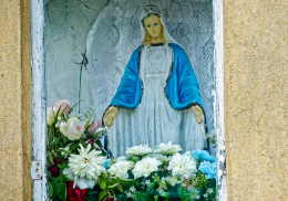 Fragment kapliczki przydrożnej. Gozdów, gmina Stryków, powiat zgierski, woj. Łódzkie.