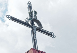 Krzyż zwieńczający kapliczkę przydrożną. Gozdów, gmina Stryków, powiat zgierski, woj. Łódzkie.