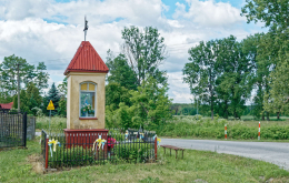 Kapliczka przydrożna, murowana. Gozdów, gmina Stryków, powiat zgierski, woj. Łódzkie.