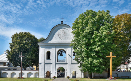 Krzyże drewniane przy kościele św. Trójcy. Radzyń Podlaski. powiat radzyński.