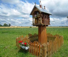 Przydrożna kapliczka drewniana na słupku. Wohyń. powiat radzyński.