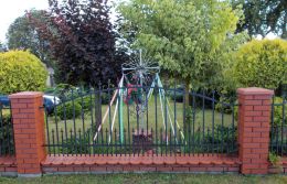 Krzyż metalowy. Wola Chomejowa (Brondzin), gmina Borki. powiat radzyński.