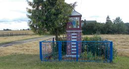 Kapliczka oszklona na murowanym postumencie. Wola Chomejowa, gmina Borki. powiat radzyński.