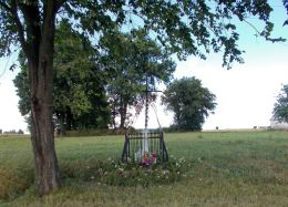 Krzyż metalowy na kamiennym postumencie. Wola Chomejowa, gmina Borki. powiat radzyński.