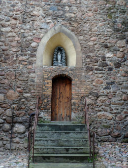 Kapliczka z grotą Matki Bożej nad wejściem do kościoła od strony placu Matejki. Kożuchów, powiat nowosolski.