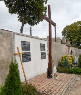 Krzyż i ściana pamięci na cmentarzu komunalnym. Nowe Miasteczko, powiat nowosolski.