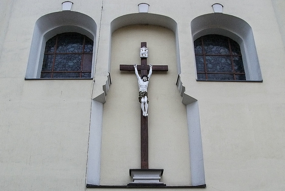 Krzyż pasyjny w fasadzie kościoła farnego. Wschowa, powiat wschowski.