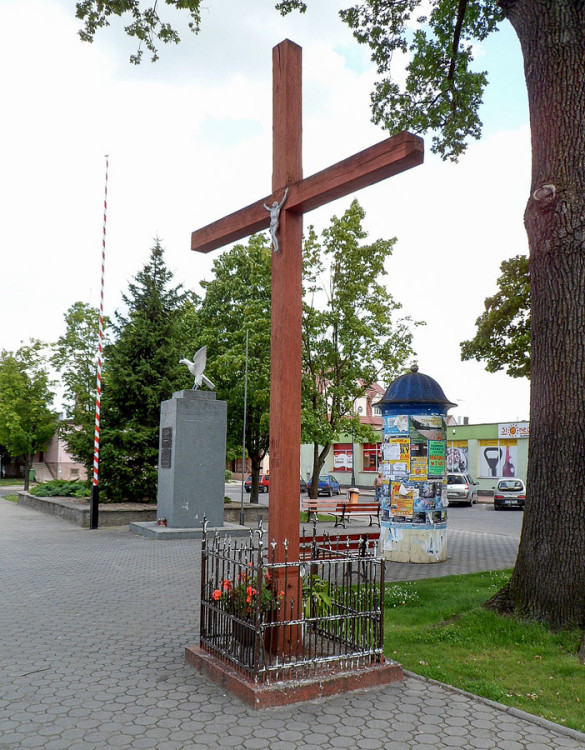 Krzyż w centrum Rynku z 1996 r. w miejscu wcześniejszego z 1947 r. Nowogród Bobrzański, powiat zielonogórski.