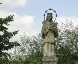 Przydrożna kapliczka z figurą św. Jana Nepomucena. Poręba Żegoty, gmina Alwernia, powiat chrzanowski.