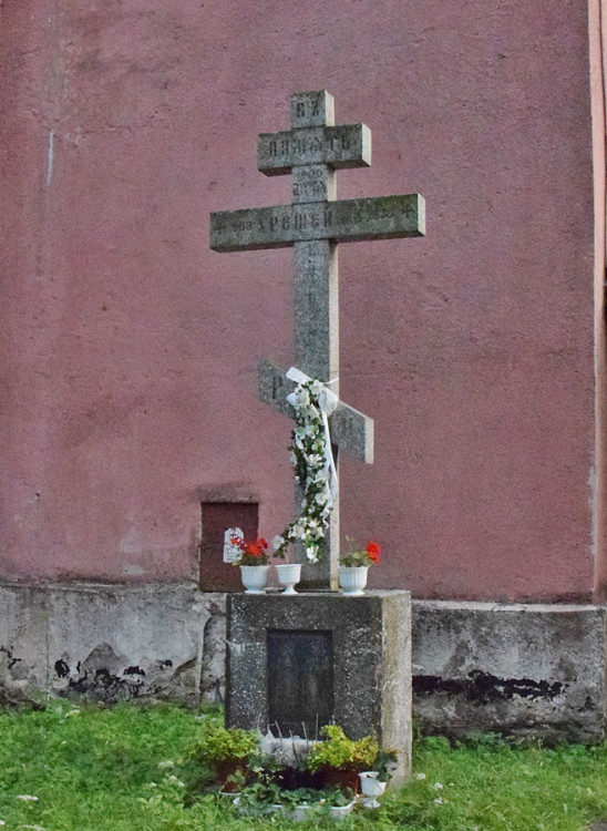 Krzyż obok cerkiwi św. Kosmy i Damiana. Blechnarka, gmina Uście, powiat gorlicki.