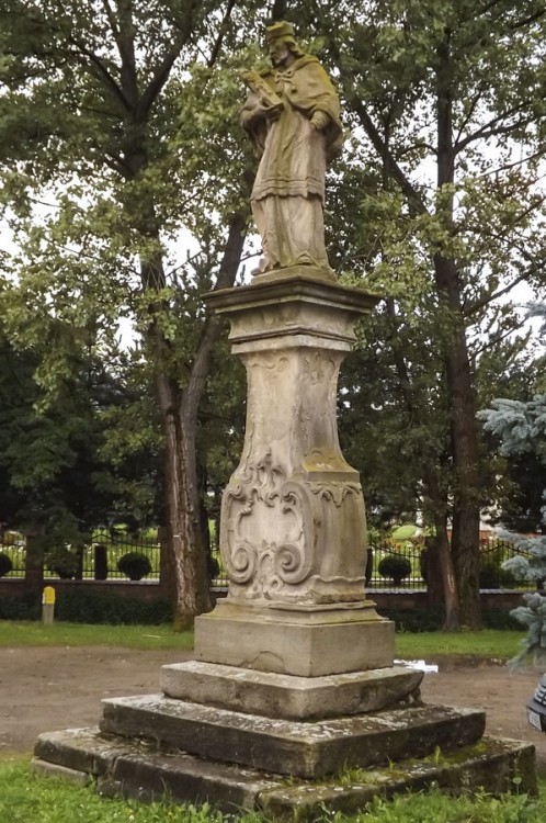 Kapliczka przydrożna, kolumnowa z figurą Świętego Jana Nepomucena. Kobylanka, gmina Gorlice, powiat gorlicki.