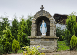 Kapliczka wnękowa w formie groty z figurą Matki Boskiej. Brunary, gmina Uście Gorlickie. Powiat gorlicki, woj. małopolskie.