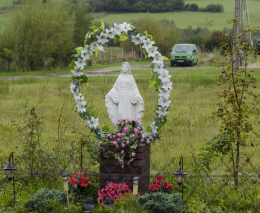 Figura Matki Boskiej na cokole. Brunary, gmina Uście Gorlickie. Powiat gorlicki, woj. małopolskie.