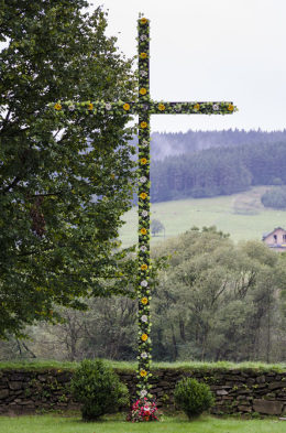 Krzyż drewniany obok kościoła NMP Wniebowziętej. Brunary, gmina Uście Gorlickie. Powiat gorlicki, woj. małopolskie.