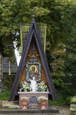 Kapliczka drewniana obok cerkwi Św. Michała. Brunary, gmina Uście Gorlickie. Powiat gorlicki, woj. małopolskie.