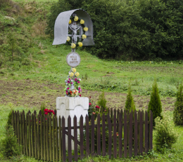 Krzyż metalowy na kamiennym postumencie. Brunary, gmina Uście Gorlickie. Powiat gorlicki, woj. małopolskie.