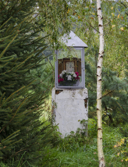 Kapliczka oszklona na kamiennym postumencie. Brunary, gmina Uście Gorlickie. Powiat gorlicki, woj. małopolskie.