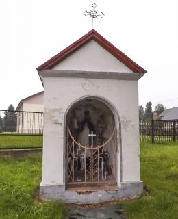 Kapliczka przydrożna domkowa z figurą Świętego Jana Nepomucena. Gorlice, powiat gorlicki.