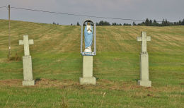 Przydrożna kapliczka Matki Boskiej z dwoma krzyżami kamiennymi. Krzywa, gmina Sękowa, powiat gorlicki.