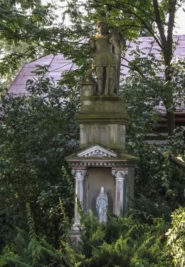 Kapliczka przydrożna, kolumnowa z figurą Świętego Floriana. Łużna, powiat gorlicki.
