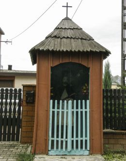 Przydrożna drewniana kapliczka domkowa z figurą św. Jana Nepomucena. Wola Radziszowska, gmina Skawina, powiat krakowski.