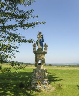 Przydrożna kapliczka z figurą Matki Bożej Niepokalanie Poczętej z 1760 r. Ufundowana przez Jana Baraniaka. Chyżne, gmina Jabłonka, powiat nowotarski.