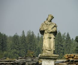 Przydrożna kapliczka z figurą św. Jana Nepomucena. Czarny Dunajec, powiat nowotarski.