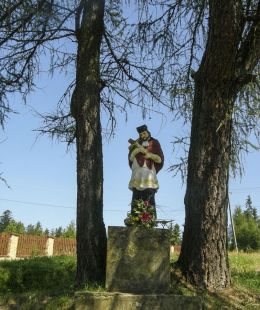 Przydrożna kapliczka z figurą św. Jana Nepomucena. Podszkle, gmina Czarny Dunajec, powiat nowotarski.
