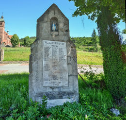 Kapliczka przydrożna, pomnik poległych za ojczyznę z 1928 r. Budzów, powiat suski.