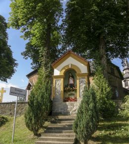 Przydrożna kapliczka z figurą św. Jana Nepomucena. Zawoja, powiat suski.