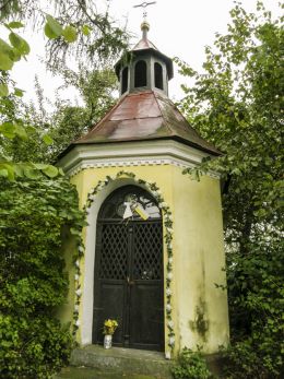 Przydrożna murowana ośmiokątna kapliczka z 1812 r. Chocznia , gmina Wadowice, powiat wadowicki.