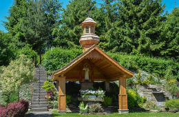 Kapliczka przy kościele św. Joachima. Skawinki, gmina Lanckorona, powiat wadowicki.