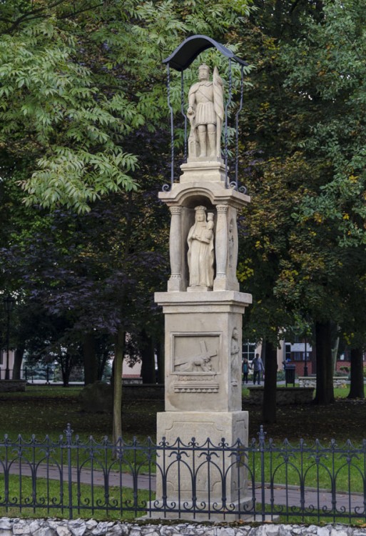 Przydrożna kapliczka z figurą św. Floriana. Niepołomice, powiat wielicki.