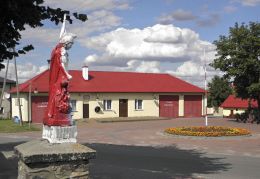 Kapliczka Św. Floriana obok remizy ochotniczej straży pożarnej. Radzanów, powiat białobrzeski.